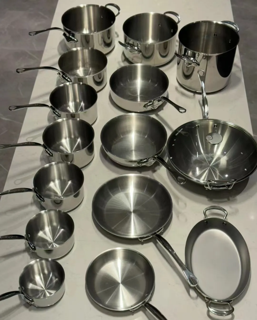 Composição dos utensílios de cozinha em aço inoxidável