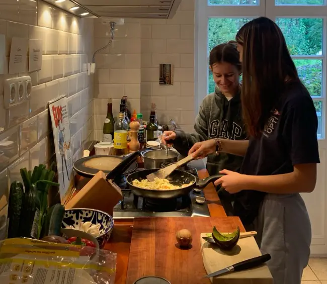 Cocinar en casa con utensilios de acero inoxidable