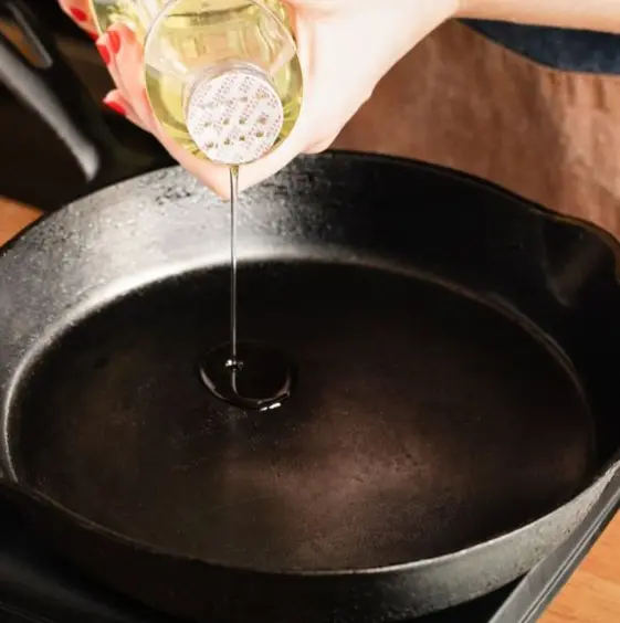 Pour olive oil into the pan