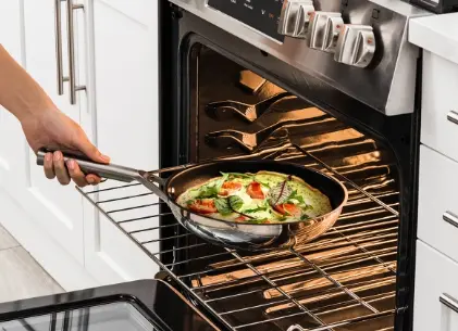 ¿Se pueden meter en el horno utensilios de cocina de acero inoxidable?