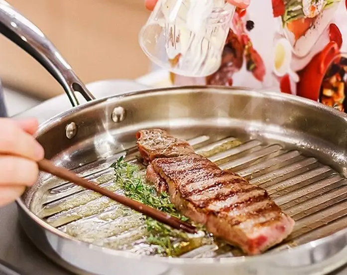 Como cozinhar bife numa frigideira de aço inoxidável